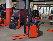 Linde L14AP // HH 3.030 mm / integriertes Ladegerät / Plattform klappbar